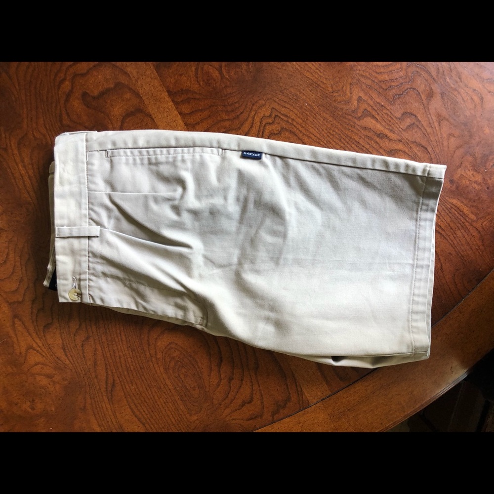 Khaki shorts, size 31H - Picture 3 of 4